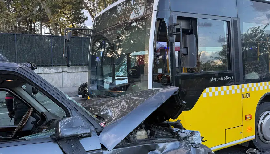 Maslak'ta trafik kâbusu: Cip ile İETT otobüsü kafa kafaya çarpıştı