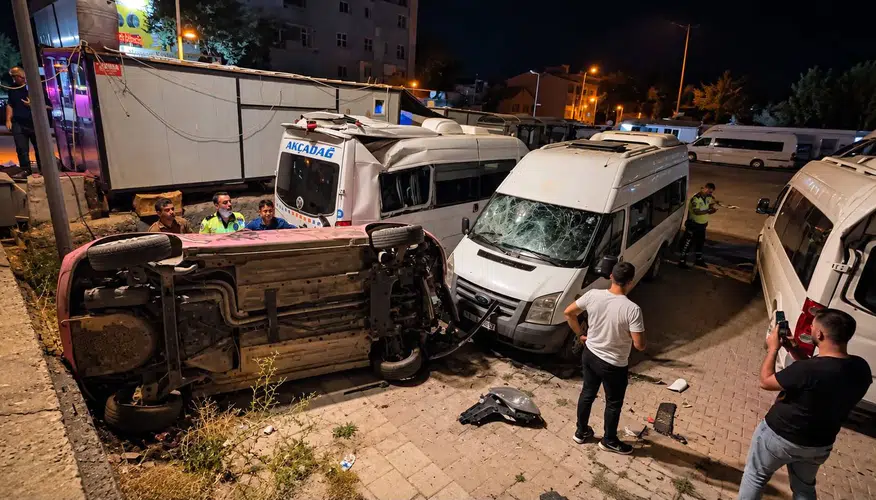 Malatya'da korkutan kaza: Kontrolden çıkan araç otoparka daldı