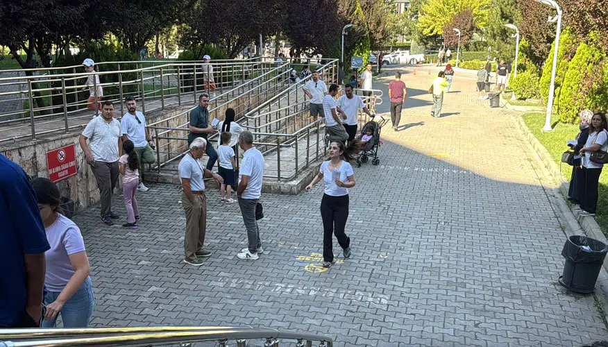 Sınav salonunda nefes kesen anlar: Kapılar kapanmadan saniyeler önce içeri girdiler
