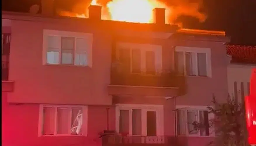 Bolu'da geceyi aydınlatan yangın: 3 katlı binanın çatısı küle döndü