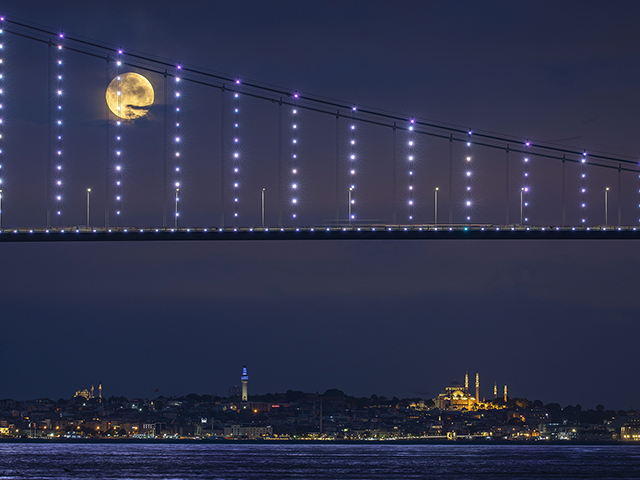 İstanbul'da dolunay manzarası