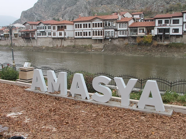 Amasya'da sonbahar kareleri için yapraklar toplanmadı