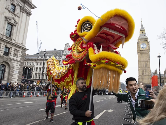 Londra’da geleneksel “Yeni Yıl Geçit Töreni” renkli görüntülere sahne oldu