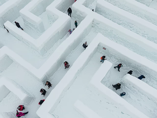 Polonya'da dünyanın en büyük kar labirenti ziyaretçilerini ağırlıyor