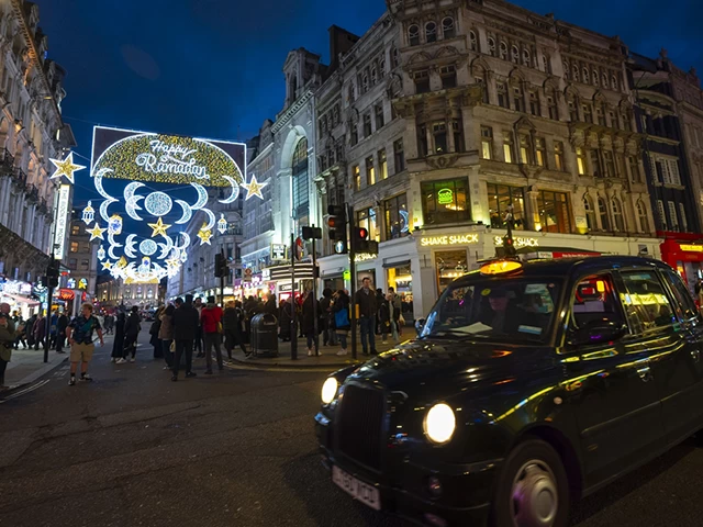 Londra'nın ünlü caddesi ilk kez ramazan dolayısıyla özel olarak aydınlatıldı