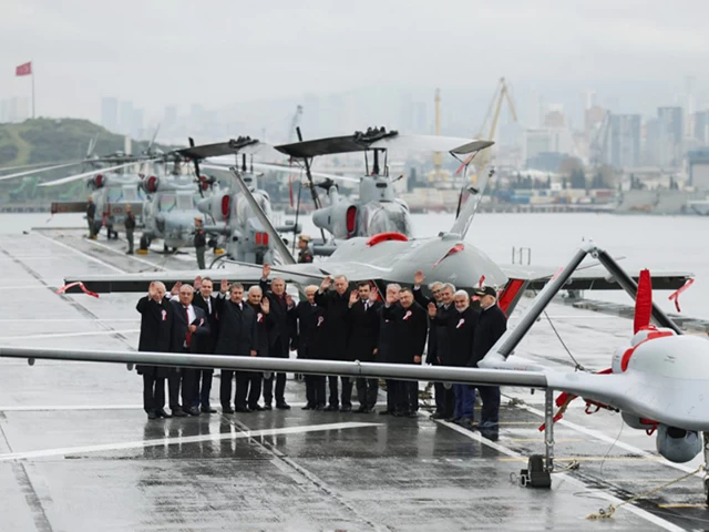 Dünyanın ilk SİHA savaş gemisi Deniz Kuvvetleri Komutanlığı'na teslim edildi
