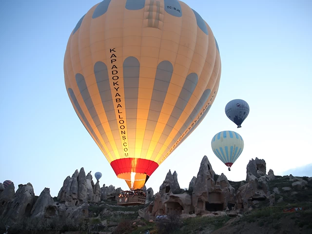 Kapadokya'da nisanda 30 binden fazla turist balon turuna katıldı