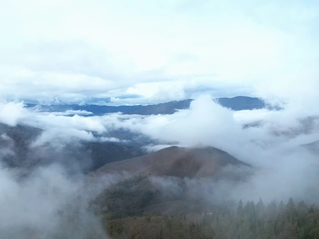 Yaralıgöz Dağı'nın sisle bütünleşen manzarası dronla görüntülendi