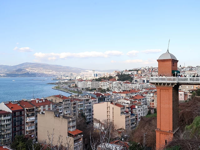 İzmir'deki Tarihi Asansör 117 yıldır ayakta