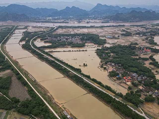 Çin'de yaşanan sele dönüşen şiddetli yağış Guangdong eyaletini vurdu