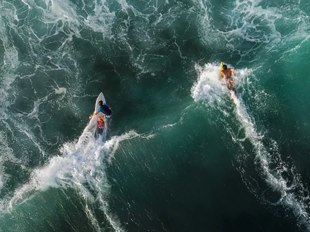 Senegal'de sörfçüler, dev dalgalara meydan okuyor