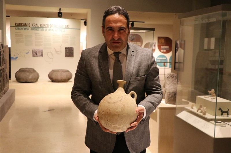 Gaziantep'te 3700 yıllık "Gülücüklü" matara bulundu