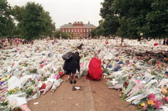 Prenses Diana, taziye çiçekleri ile Kraliçe 2. Elizabeth’i gölgede bıraktı 3