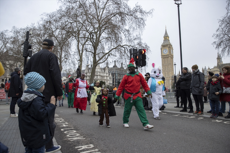 Londra’da geleneksel “Yeni Yıl Geçit Töreni” renkli görüntülere sahne oldu 24