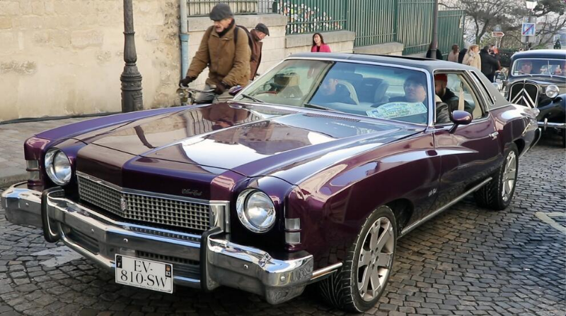 Klasik arabalar Paris sokaklarında tur attı