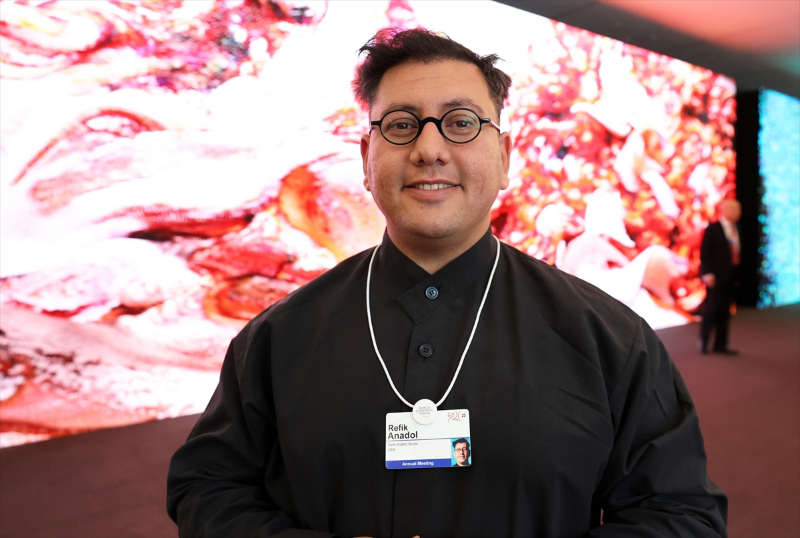 Refik Anadol'un yapay zeka destekli illüstrasyonu Dünya Ekonomik Forumu'nda 2