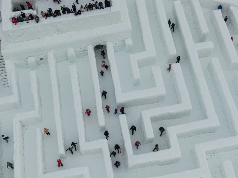 Polonya'da dünyanın en büyük kar labirenti ziyaretçilerini ağırlıyor 5