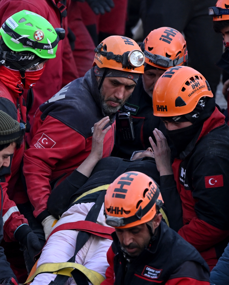 İskenderun'daki Arzu Apartmanı'nın enkazından 6 kişilik aile kurtarıldı 7