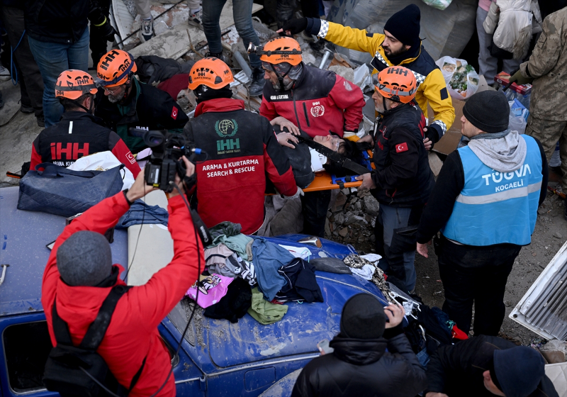 İskenderun'daki Arzu Apartmanı'nın enkazından 6 kişilik aile kurtarıldı 4