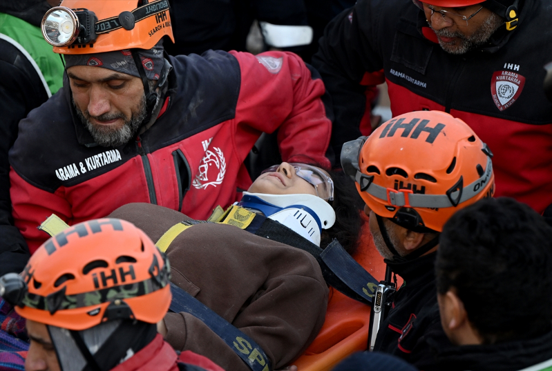 İskenderun'daki Arzu Apartmanı'nın enkazından 6 kişilik aile kurtarıldı 1