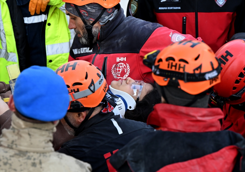 İskenderun'daki Arzu Apartmanı'nın enkazından 6 kişilik aile kurtarıldı 3