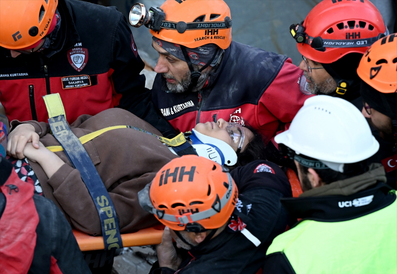 İskenderun'daki Arzu Apartmanı'nın enkazından 6 kişilik aile kurtarıldı 5