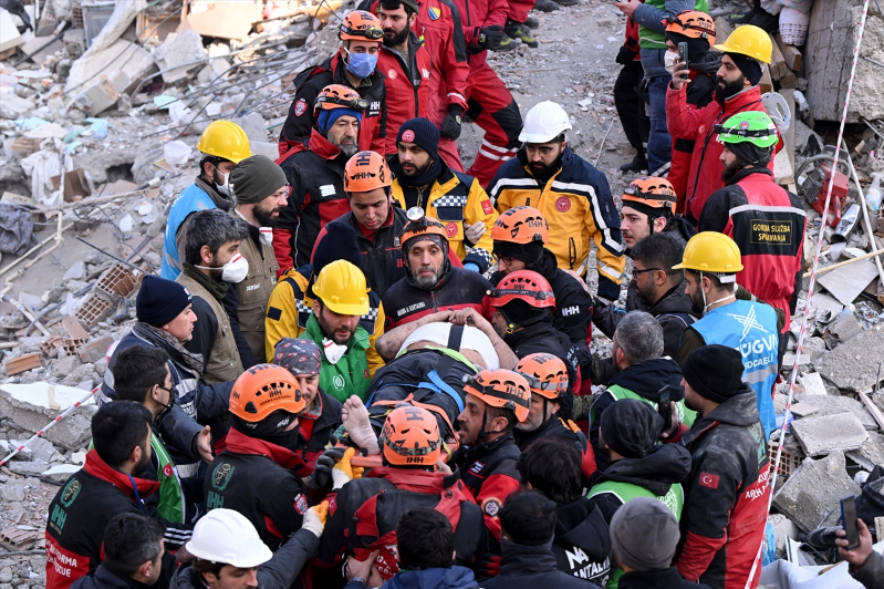 İskenderun'daki Arzu Apartmanı'nın enkazından 6 kişilik aile kurtarıldı 17