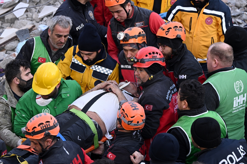 İskenderun'daki Arzu Apartmanı'nın enkazından 6 kişilik aile kurtarıldı 11