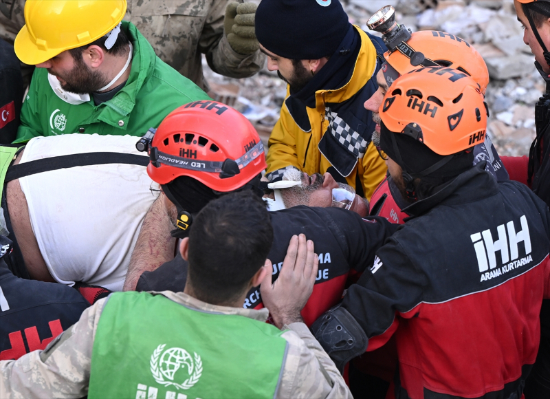 İskenderun'daki Arzu Apartmanı'nın enkazından 6 kişilik aile kurtarıldı 10