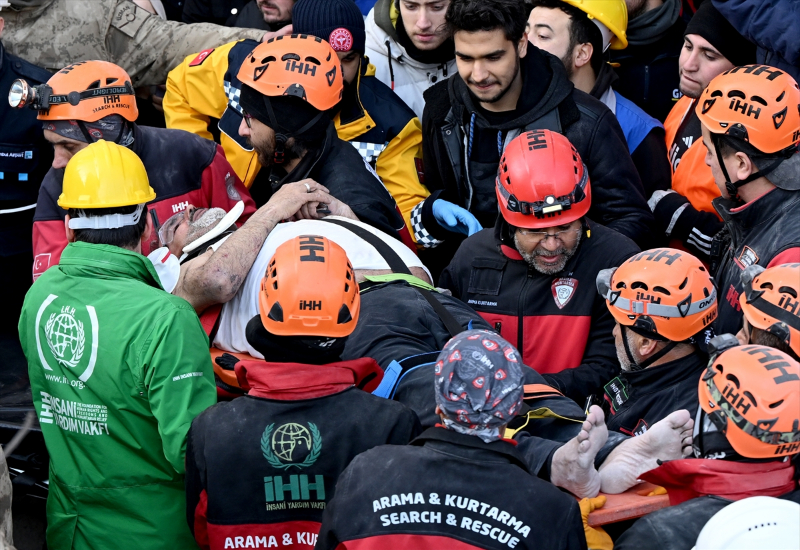 İskenderun'daki Arzu Apartmanı'nın enkazından 6 kişilik aile kurtarıldı 20
