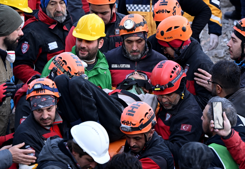 İskenderun'daki Arzu Apartmanı'nın enkazından 6 kişilik aile kurtarıldı 15