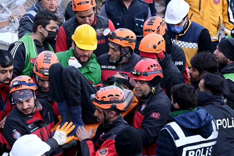 İskenderun'daki Arzu Apartmanı'nın enkazından 6 kişilik aile kurtarıldı 19