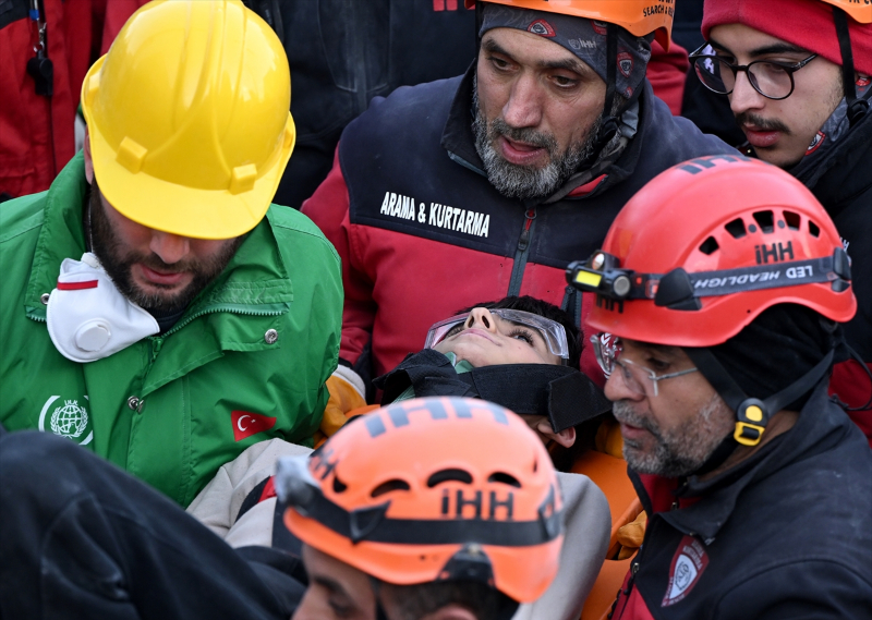 İskenderun'daki Arzu Apartmanı'nın enkazından 6 kişilik aile kurtarıldı 12