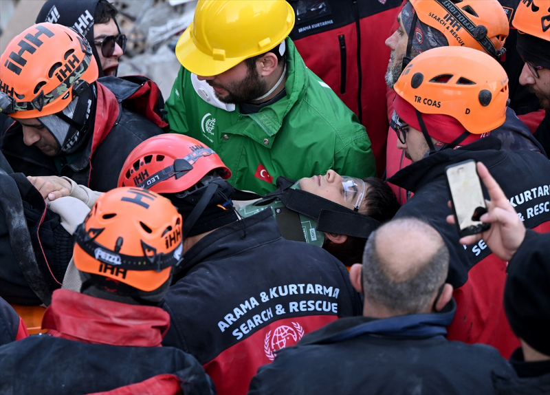 İskenderun'daki Arzu Apartmanı'nın enkazından 6 kişilik aile kurtarıldı 16