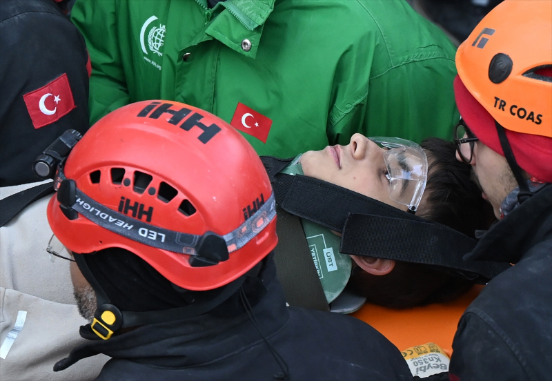 İskenderun'daki Arzu Apartmanı'nın enkazından 6 kişilik aile kurtarıldı 9