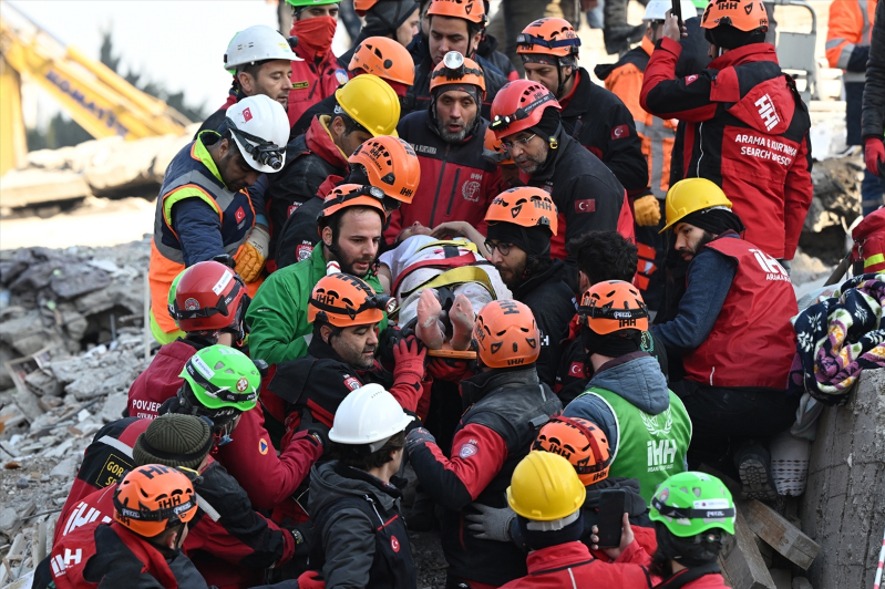 İskenderun'daki Arzu Apartmanı'nın enkazından 6 kişilik aile kurtarıldı 18