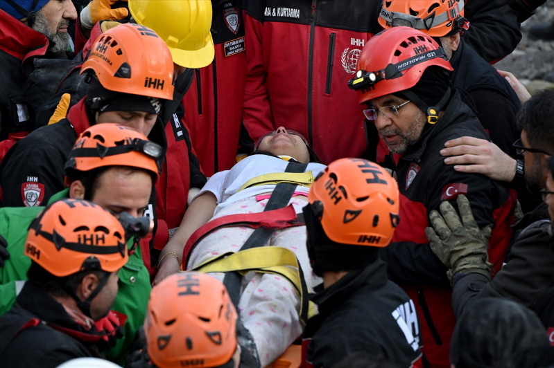 İskenderun'daki Arzu Apartmanı'nın enkazından 6 kişilik aile kurtarıldı 13