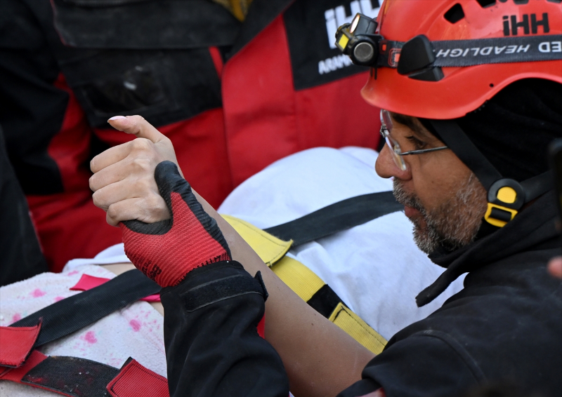 İskenderun'daki Arzu Apartmanı'nın enkazından 6 kişilik aile kurtarıldı 8