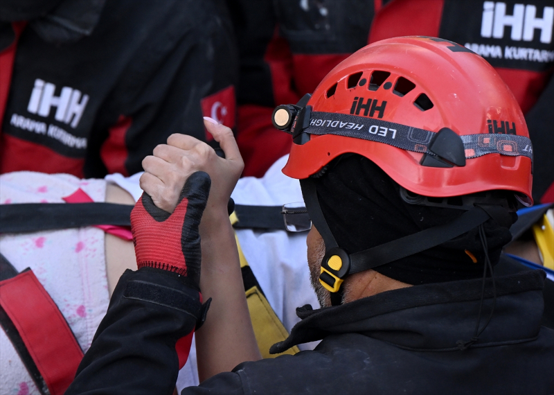 İskenderun'daki Arzu Apartmanı'nın enkazından 6 kişilik aile kurtarıldı 21