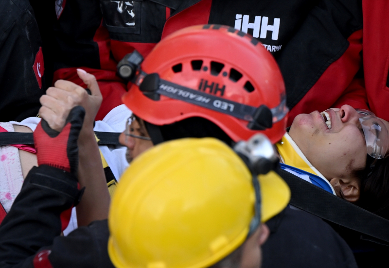 İskenderun'daki Arzu Apartmanı'nın enkazından 6 kişilik aile kurtarıldı 22