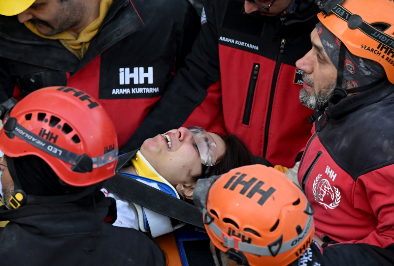 İskenderun'daki Arzu Apartmanı'nın enkazından 6 kişilik aile kurtarıldı 24