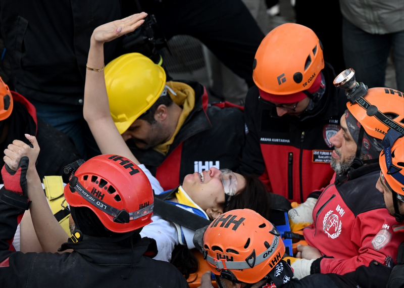 İskenderun'daki Arzu Apartmanı'nın enkazından 6 kişilik aile kurtarıldı 26