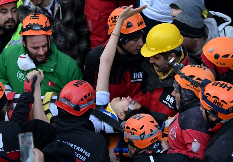 İskenderun'daki Arzu Apartmanı'nın enkazından 6 kişilik aile kurtarıldı 28