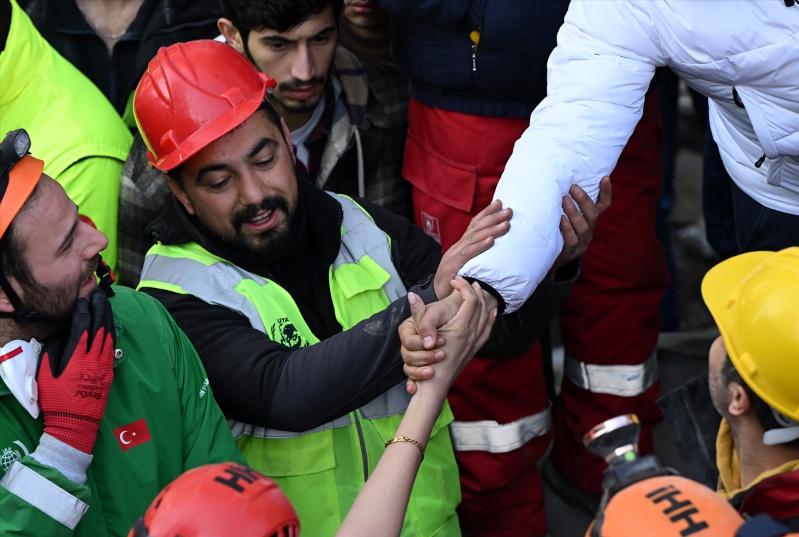 İskenderun'daki Arzu Apartmanı'nın enkazından 6 kişilik aile kurtarıldı 25