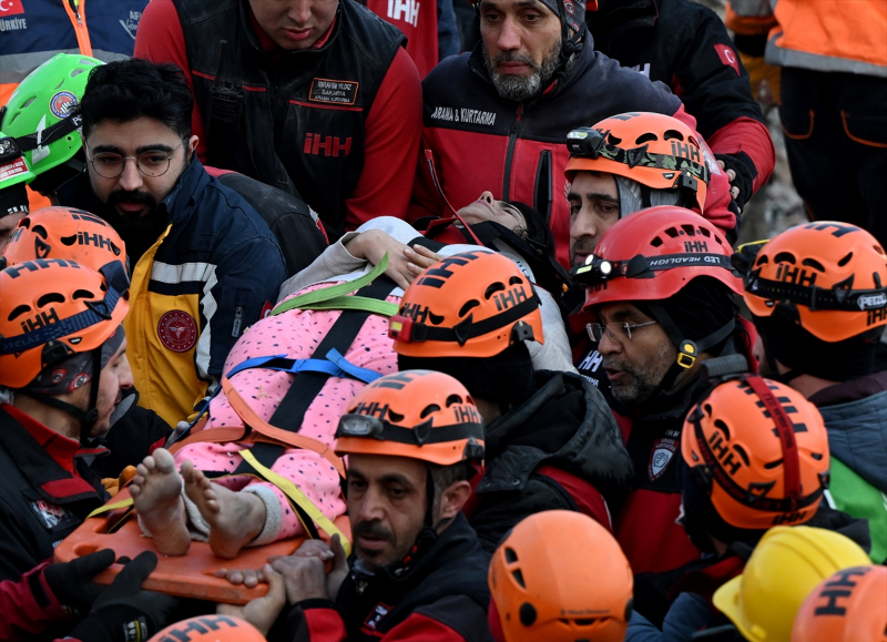 İskenderun'daki Arzu Apartmanı'nın enkazından 6 kişilik aile kurtarıldı 36