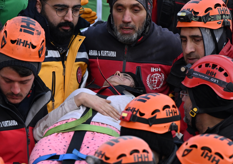 İskenderun'daki Arzu Apartmanı'nın enkazından 6 kişilik aile kurtarıldı 31