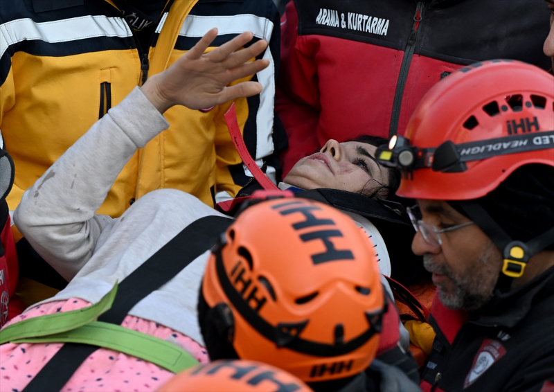 İskenderun'daki Arzu Apartmanı'nın enkazından 6 kişilik aile kurtarıldı 29