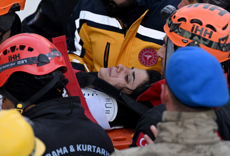 İskenderun'daki Arzu Apartmanı'nın enkazından 6 kişilik aile kurtarıldı 27