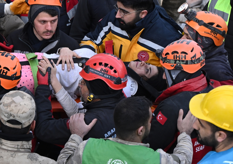 İskenderun'daki Arzu Apartmanı'nın enkazından 6 kişilik aile kurtarıldı 35