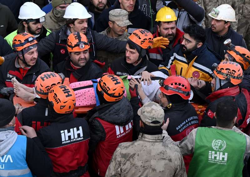 İskenderun'daki Arzu Apartmanı'nın enkazından 6 kişilik aile kurtarıldı 38